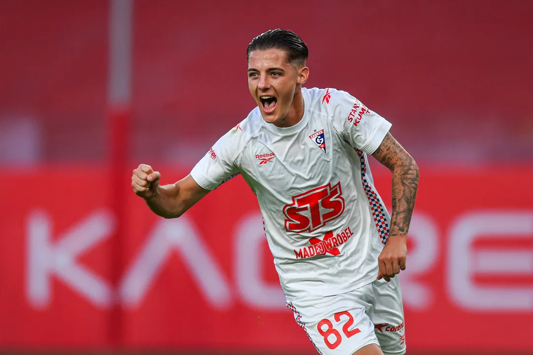 Kacper Urbański cieszy się z gola
