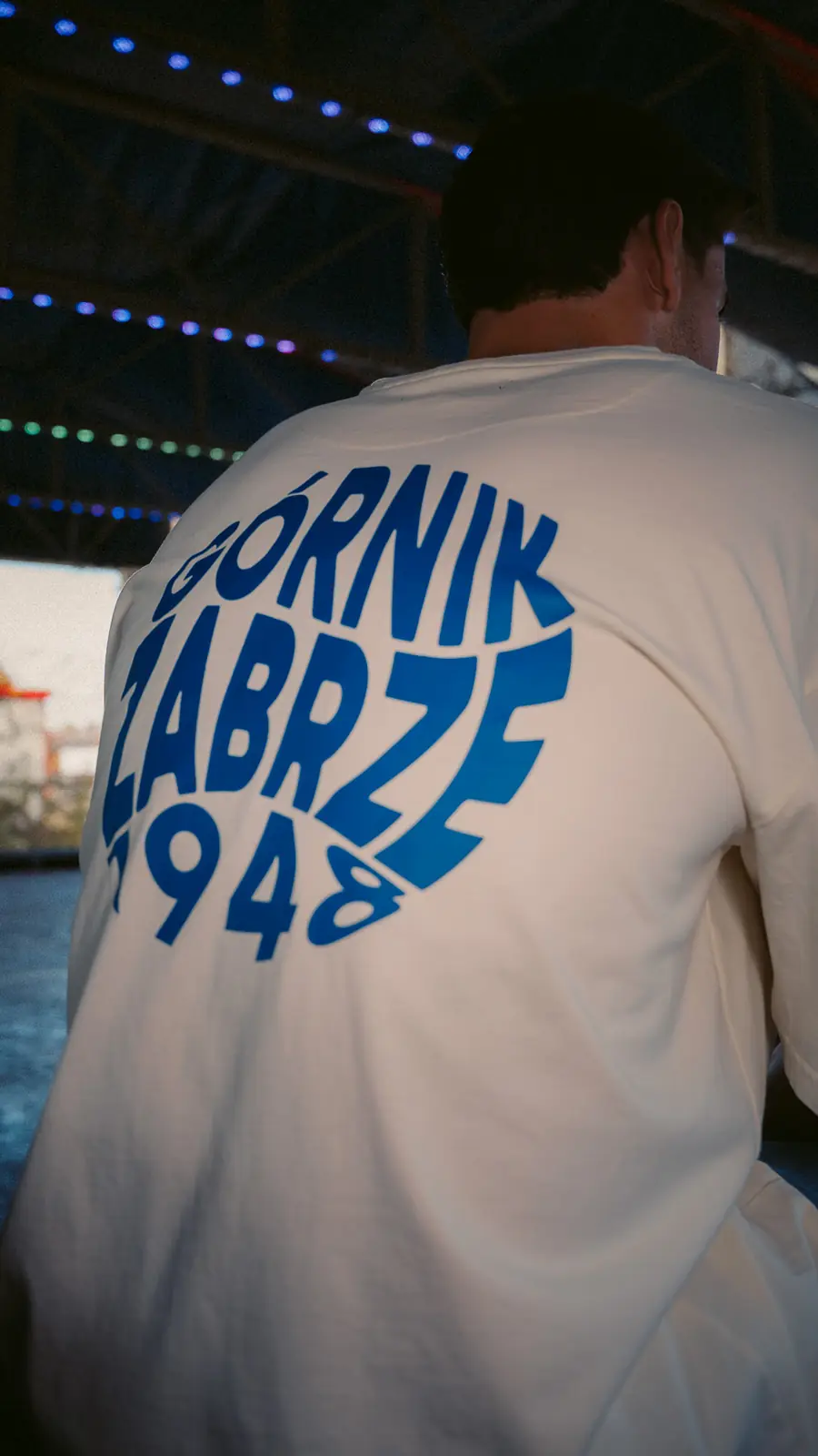 Kremowy t-shirt z niebieskim nadrukiem na plecach